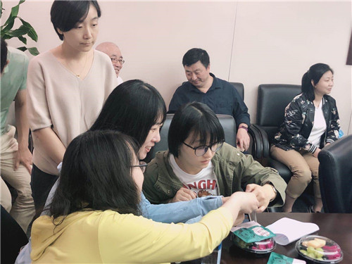 國盛典當(dāng)成功承辦金鐘廣場樓宇聯(lián)合黨委組織的寶玉石鑒賞活動(dòng)1.jpg